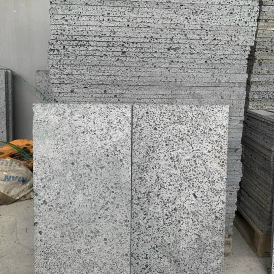 ĐÁ TỔ ONG LÁT SÂN VƯỜN 30×60