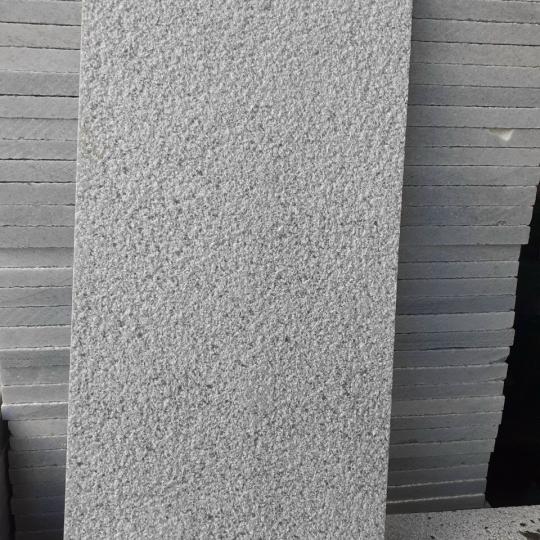 ĐÁ BĂM TRẮNG XÁM LÁT SÂN 30X60X2P
